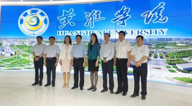中華職業教育社理事長陳昌智、河南省副省長霍金花一行參觀展廳